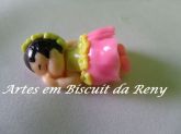 Lembrancinha menina de saia , modelo havaina, Imã.